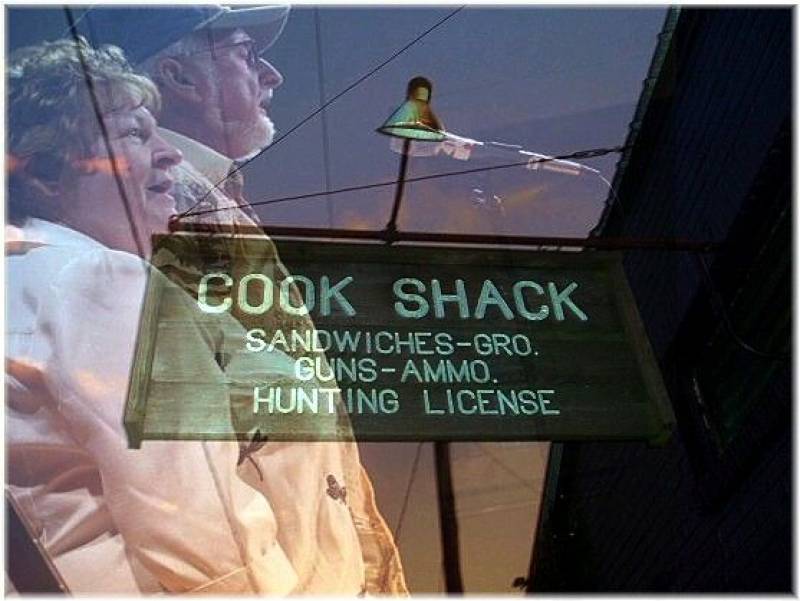 Myles et Pal Ireland et l'enseigne du Cook Shack.