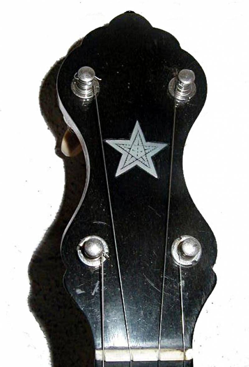 Tête du banjo Cole Eclipse 2500 avec l’étoile avant les banjos Vega. 
