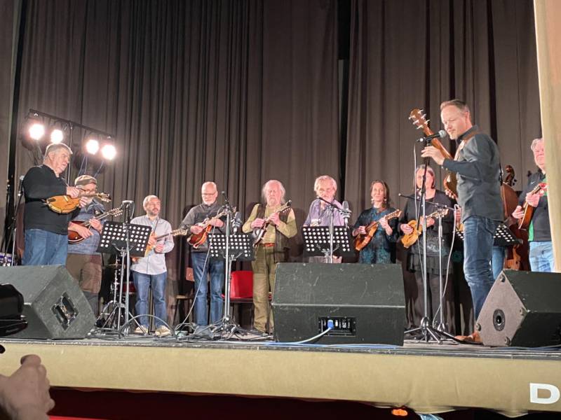 Passage sur scène du stage des mandolines avec le prof Jesper Ruben-Petersen.